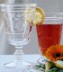 Na sklenicích vyražen nádherný motiv mušlí a květin inspirovaný historickým palácem ve Versailles.