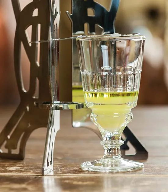 Sklenice navrženy k přípravě absintu, vyrobeny ve spolupráci s muzeem absintu ve Francii.