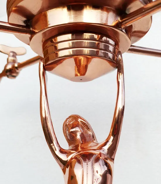 Exkluzivní, přesná reprodukce kovové absintové fontány v růžovo-zlaté barvě se čtyřmi kohoutky.